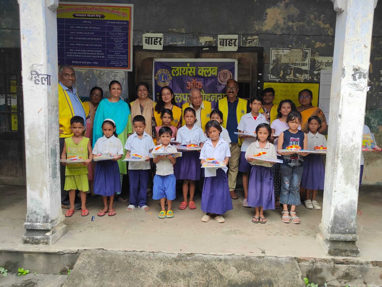 स्कूली बच्चों के बीच किया पाठ्य सामग्री का वितरण