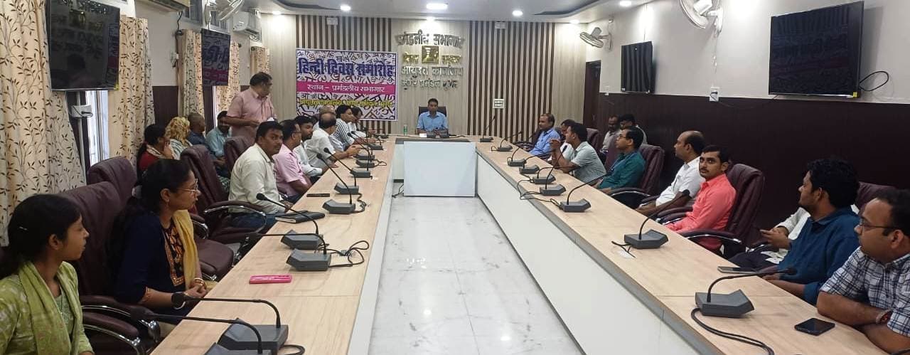 हिंदी वर्तमान परिदृश्य में  अभिव्यक्ति का एक सशक्त माध्यम : आयुक्त