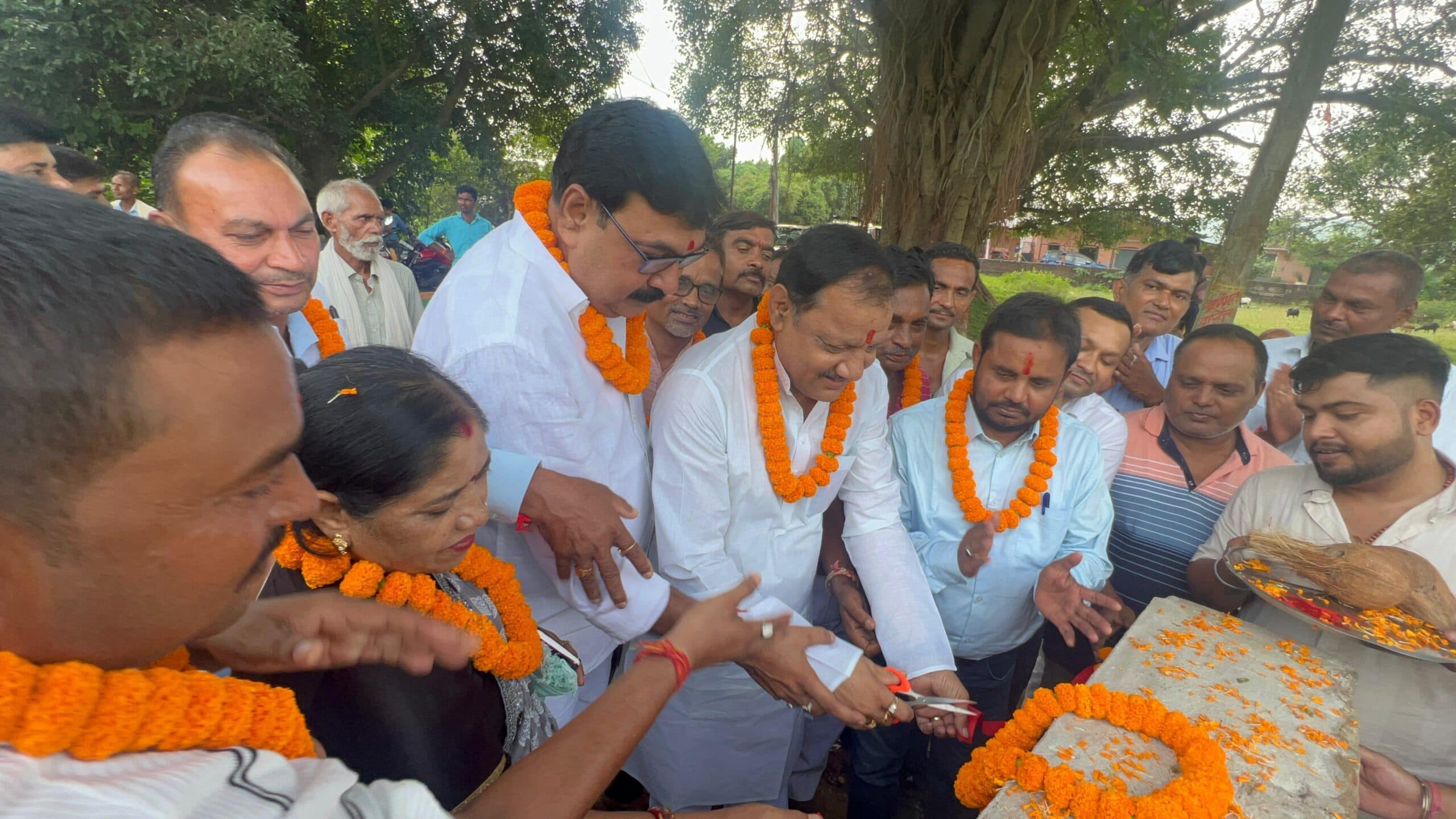 सड़क व नाला निर्माण कार्य का विधायक ने किया शिलान्यास