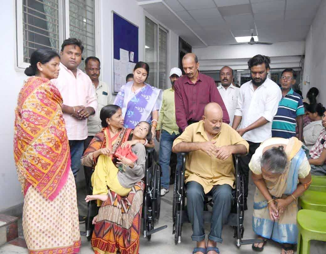 Jamshedpur news. जमशेदपुर पूर्वी की विधायक पूर्णिमा साहू ने दिव्यांग जनों को भेंट की व्हीलचेयर