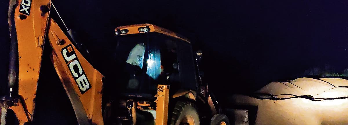 Seraikela Kharsawan News : चौका से 12 हजार सीएफटी बालू और हाइवा बरामद