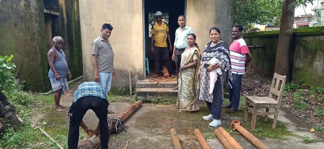 East Singhbhum News : नरसिंहगढ़ के मोटर में खराबी से 300 घरों में जलापूर्ति ठप