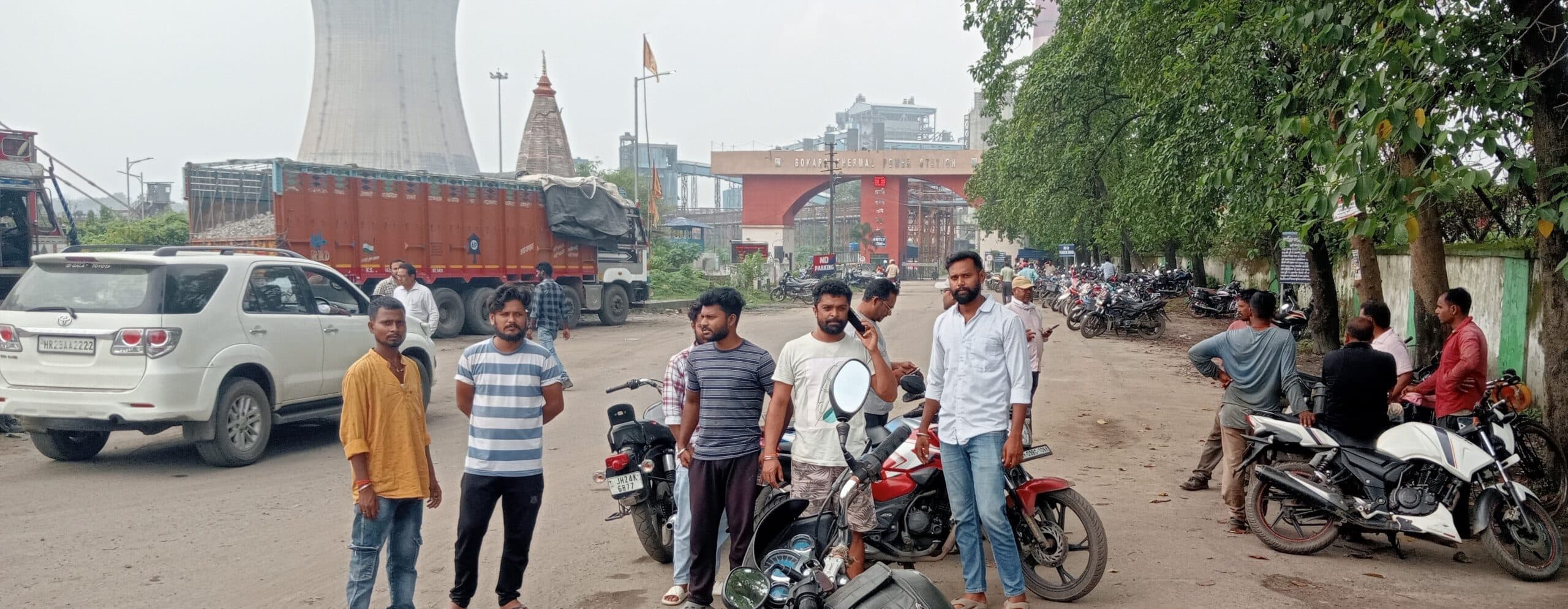 Bokaro News : बकाया को लेकर मजदूरों ने अधिकारियों काे घेरा