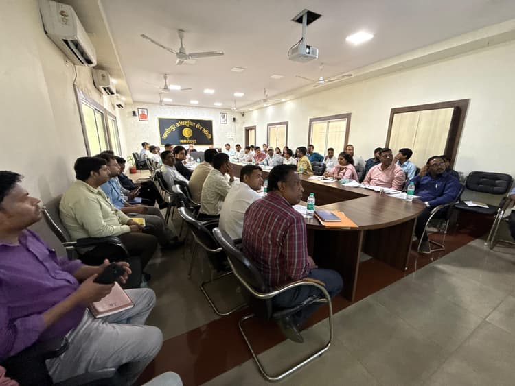 Jamshedpur news. डीसी ने की चारों नगर निकायों में चल रहे विकास कार्यों की समीक्षा, बोले - शहरी विकास कार्यों में तेजी लाएं