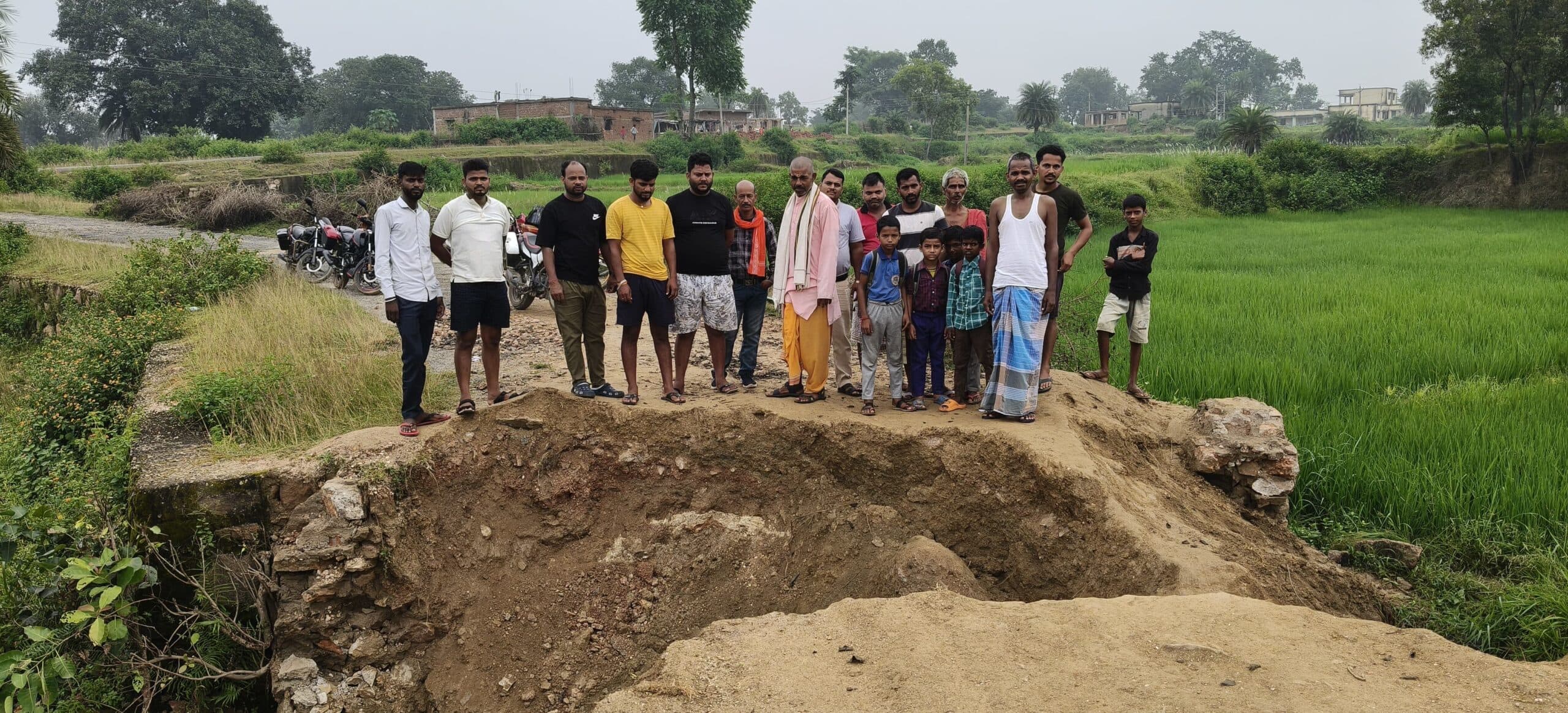 Giridih news: बारिश में बही अस्थायी पुल की मिट्टी, आवागमन बाधित