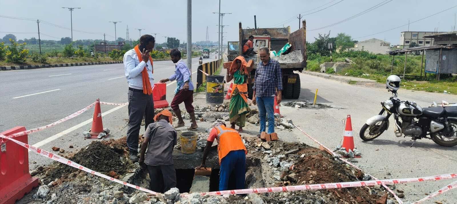 Giridih news: जीटी रोड में टूटी नाली की हुई मरम्मत
