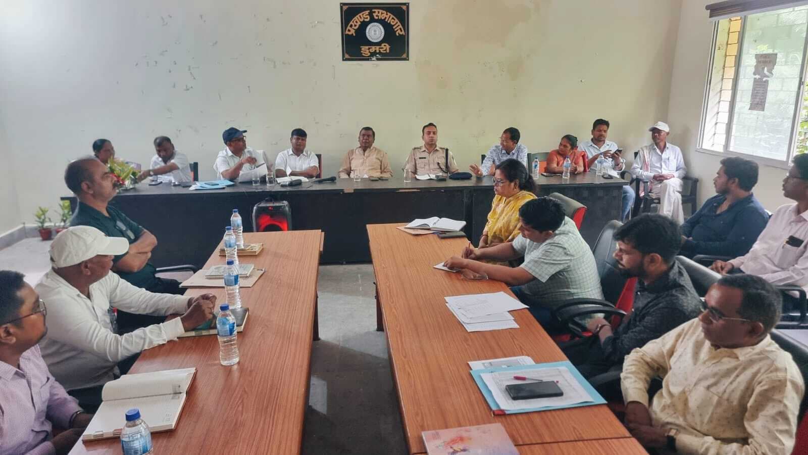 Giridih news: सांसद ने अधिकारियों के साथ की बैठक, योजनाओं की जानकारी ली