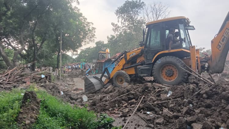 Dhanbad News: त्योहार व बारिश के बीच शिवलीबाड़ी के घरों में चला रेलवे का बुलडोजर