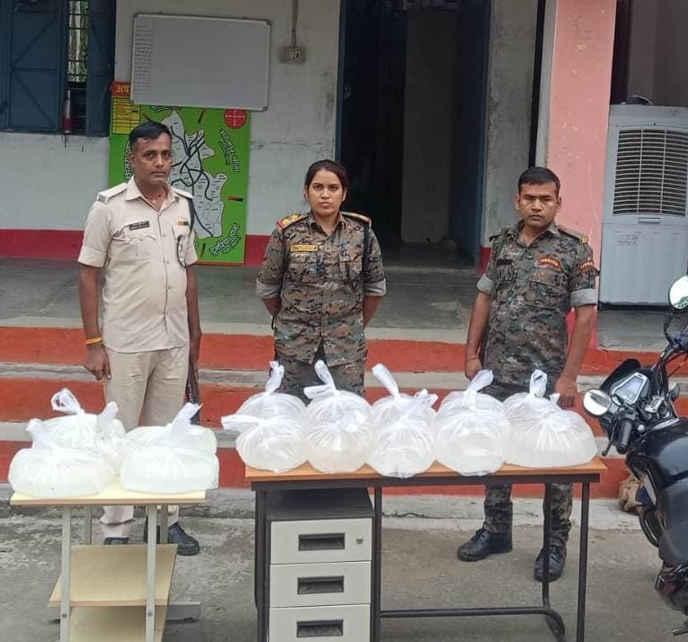 22 लीटर महुआ शराब  के साथ बाइक जब्त