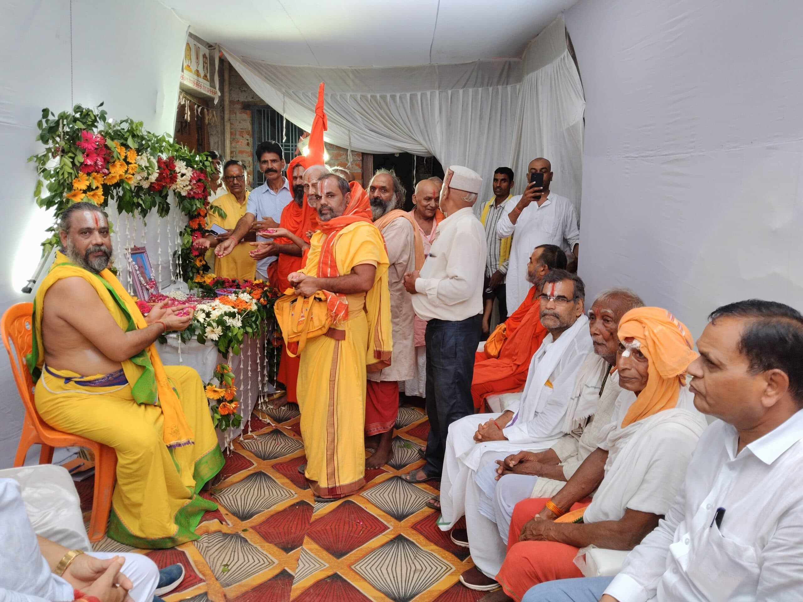 तपो मूर्ति संत सुंदर राज के पिता को श्रद्धांजलि देने पहुंचे संत व महंत