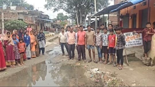 नाली निर्माण के लिए ग्रामीणों ने बीडीओ  से लगायी गुहार