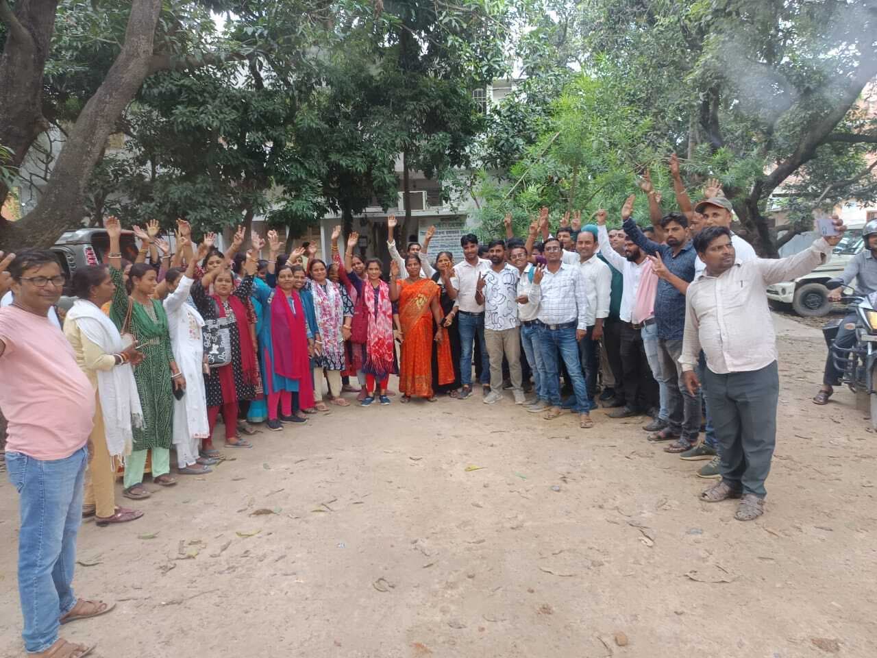 वेतन वृद्धि की मांग को लेकर अनिश्चितकालीन हड़ताल पर गये जीविका कर्मी