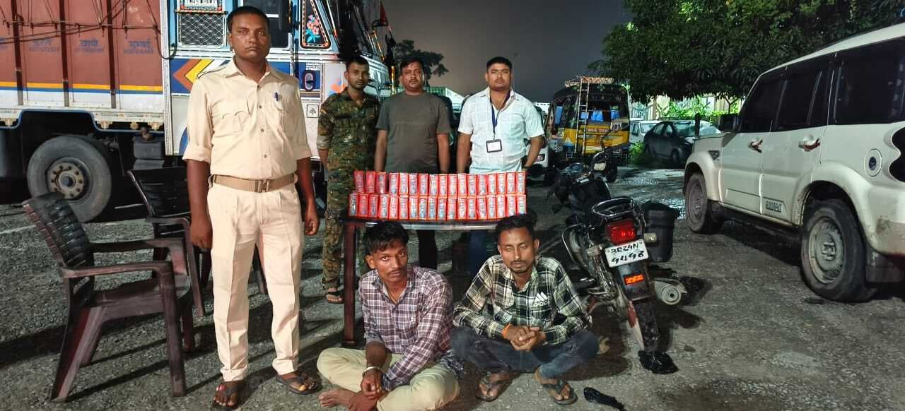 वाहन जांच में 102 लीटर विदेशी शराब बरामद, दो तस्कर धराये