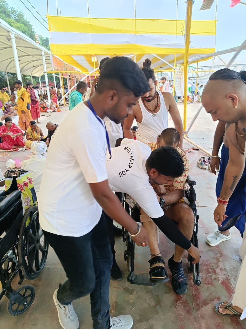 तीर्थयात्रियों की सेवा में जुटे हैं युवा भारत केंद्र के स्वयंसेवक