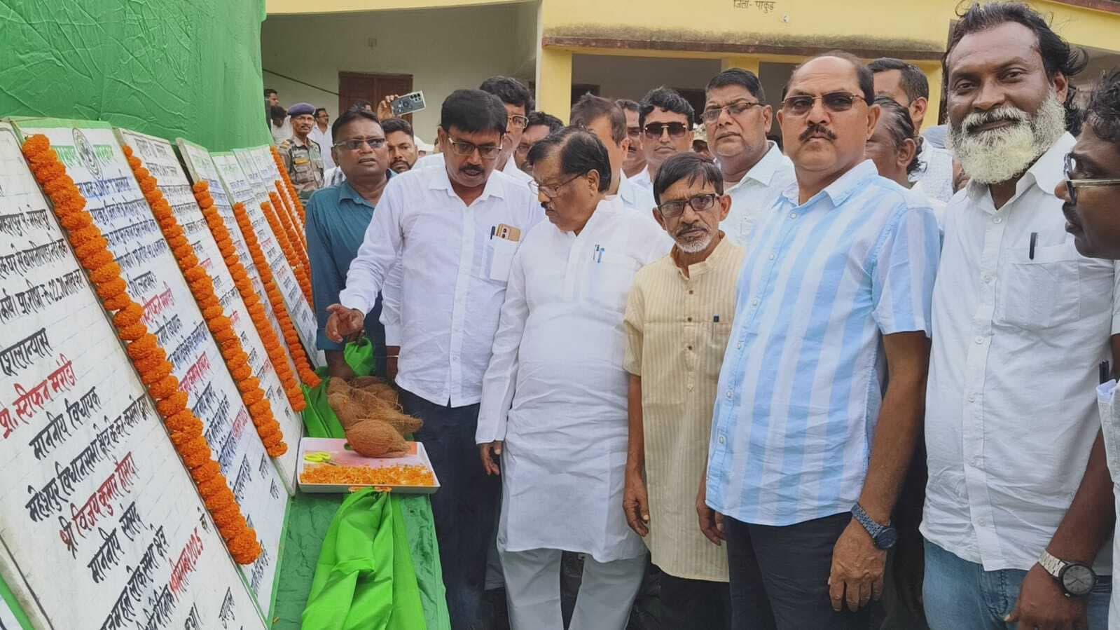 महेशपुर में 17 विकास योजनाओं का विधायक ने किया शिलान्यास