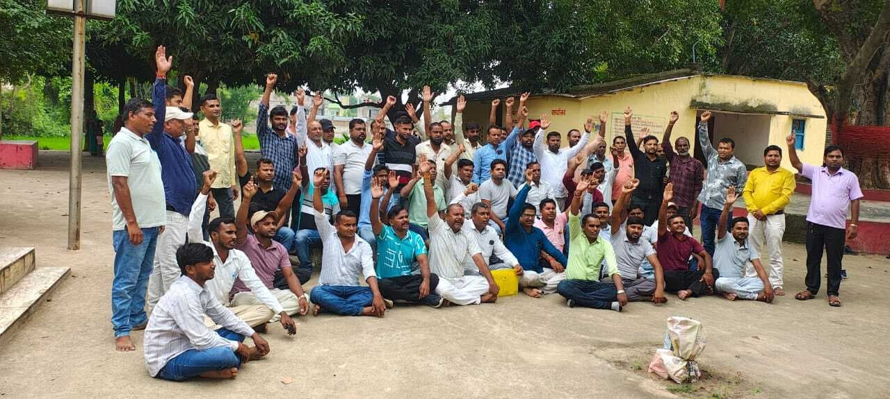 हड़ताली स्वच्छता कर्मियों ने प्रखंड घेराव की दी चेतावनी
