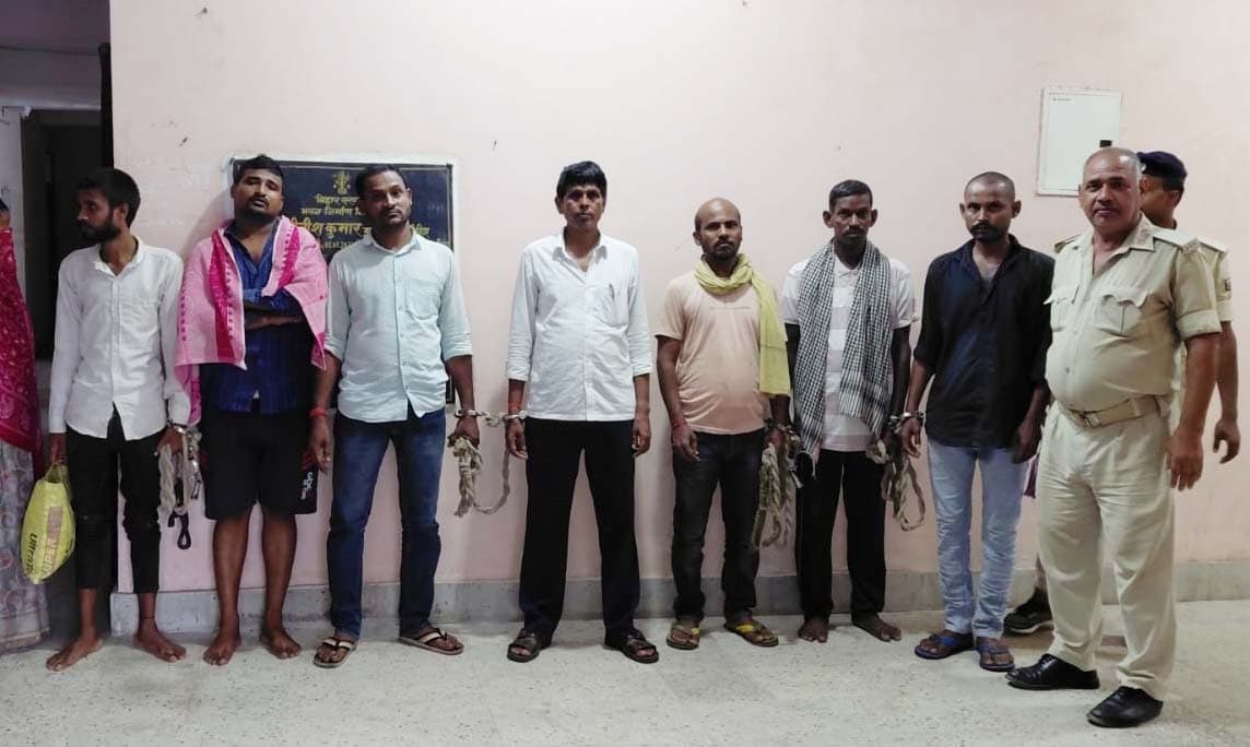 तीन तस्कर व पांच शराबी गिरफ्तार