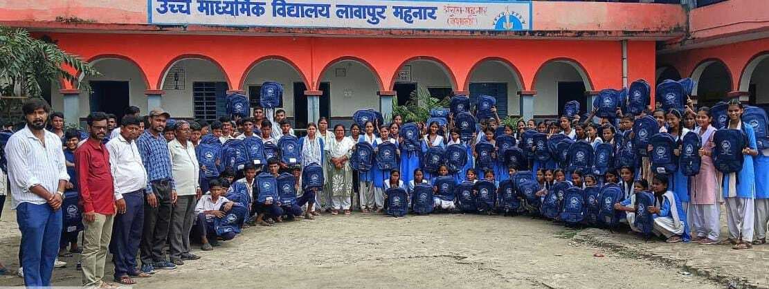 छात्र-छात्राओं के बीच एफएलएन किट का वितरण