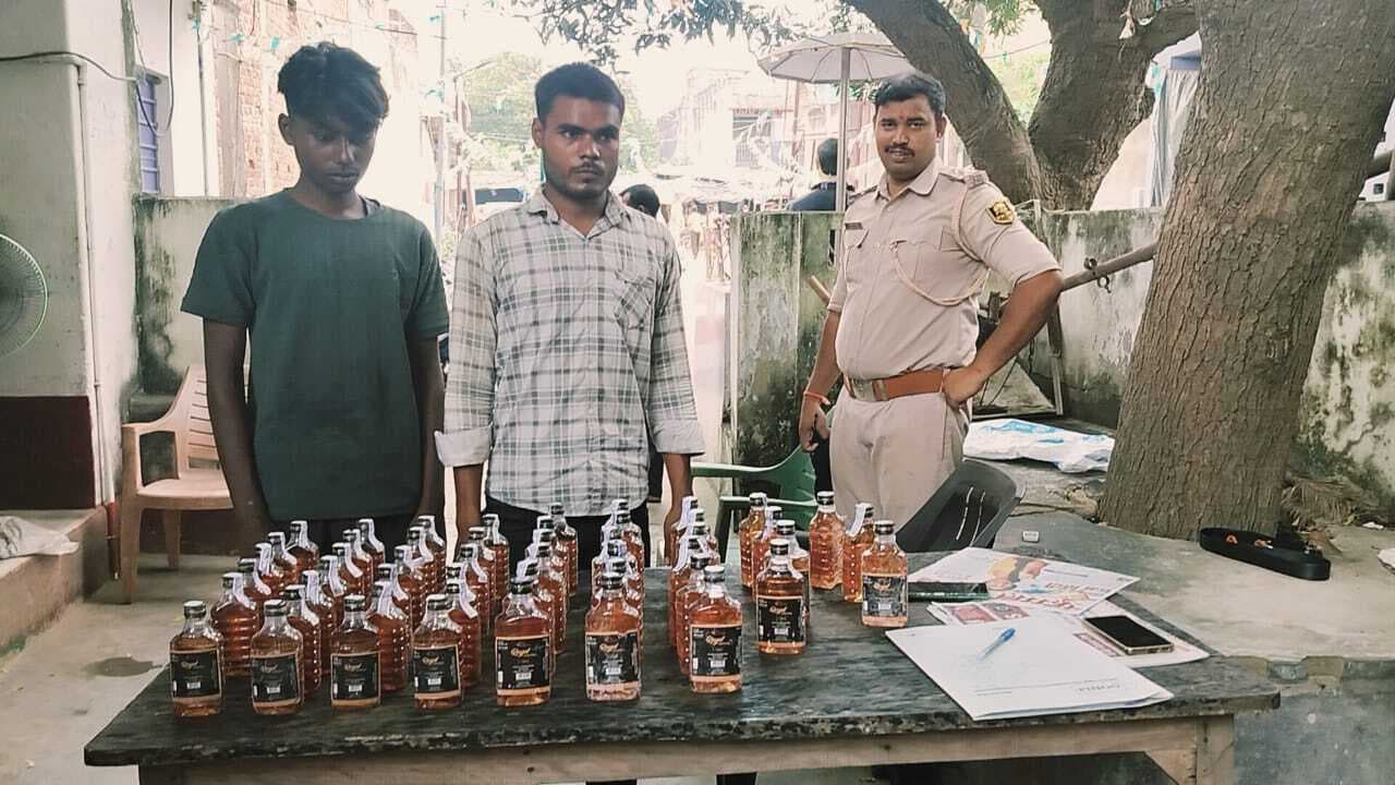 50 बोतल शराब के साथ दो तस्कर गिरफ्तार