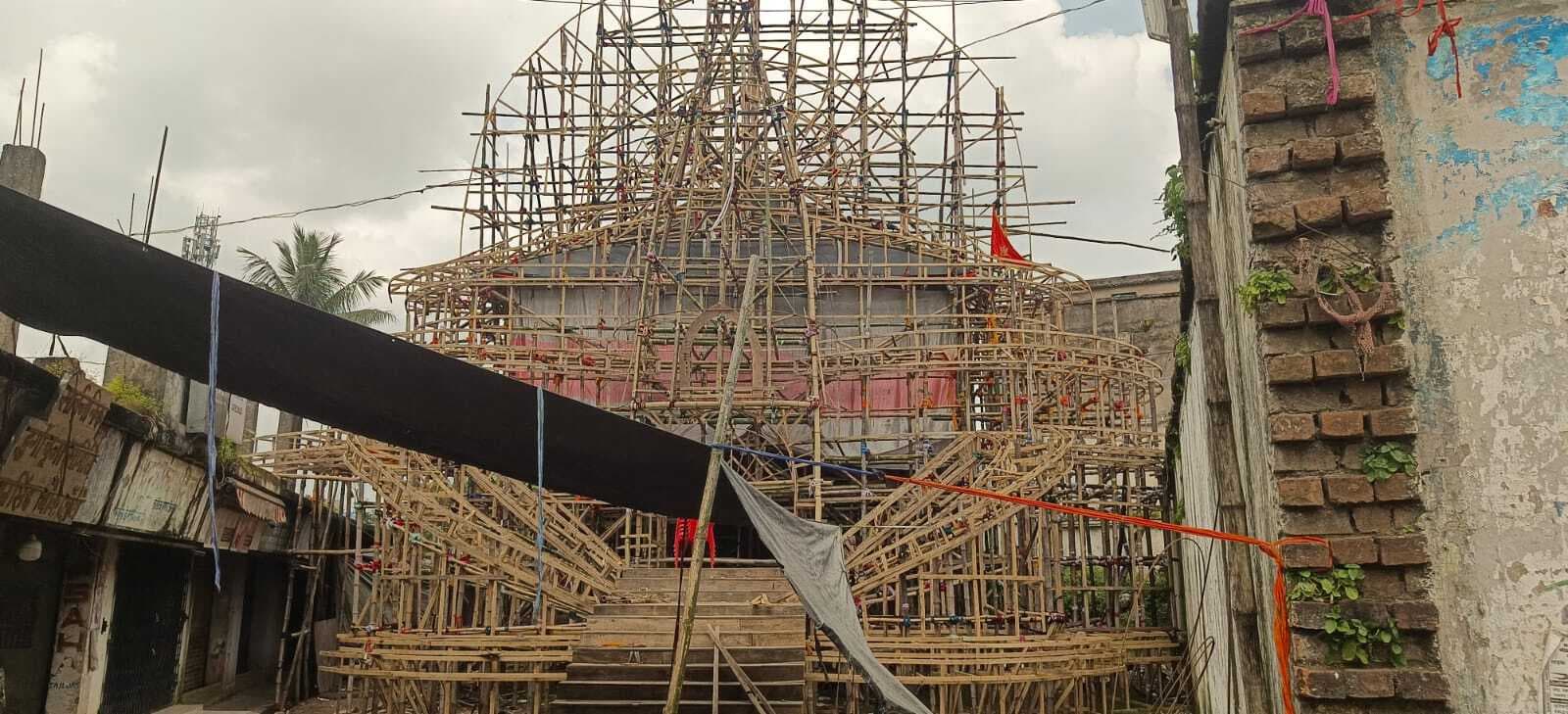 शहर में आकार लेने लगे हैं पूजा पंडाल