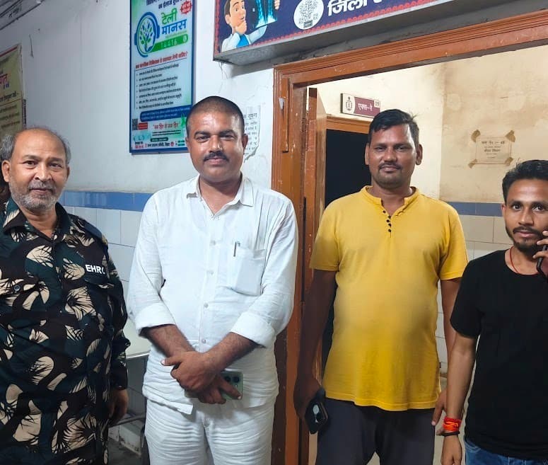 तालाब में डूबने से युवक की मौत फोटो नंबर-105- सदर अस्पताल में पहुंचे जिला पार्षद व अन्य औरंगाबाद ग्रामीण. मुफस्सिल थाना क्षेत्र के भेड़िया गांव स्थित तालाब में डूबने से 32 वर्षीय युवक की मौत हो गई. मृतक की पहचान मदनपुर थाना क्षेत्र के कोसडीहरा गांव निवासी स्व देवबंश प्रसाद चंद्रवंशी के पुत्र गोविंद प्रसाद के रूप में हुई है. घटना रविवार की शाम की बताई जा रही है. सदर अस्पताल में पोस्टमार्टम के दौरान जिला पार्षद अनिल यादव ने बताया कि गोविंद प्रसाद मजदूरी कर अपने परिवार का भरण-पोषण करता था. रविवार की सुबह अपने घर से मुफस्सिल थाना क्षेत्र की भेड़िया गांव स्थित आहर पर मजदूरी करने गया था. इस दौरान वह भेड़िया गांव के आहर तरफ धान की सोहनी कर रहा था. धान की सोहनी समाप्त होने के बाद वह घर जाने के लिए तालाब में अपना हाथ-पैर धो रहा था. इसी दौरान उसका पैर फिसल गया, जिससे वह अनियंत्रित होकर तालाब में गिर गया. तालाब में पानी अधिक होने के कारण डूबने से उसकी मौत हो गई. उसी रास्ते  से गुजर रही कुछ महिलाओं की नजर तालाब में डूबे गोविंद प्रसाद पर पड़ी तो शोरगुल मचाया. शोरगुल की आवाज सुनकर स्थानीय लोग पहुंचे और किसी तरह उसे तालाब से बाहर निकाला. इसके बाद घटना की सूचना मुफस्सिल थाना की पुलिस को दी गई. सूचना पर मुफस्सिल थाना की पुलिस पहुंची और शव को कब्जे में लेकर घटना की सूचना परिजनों को दी. सूचना पर बदहवास परिजन पहुंचे और शव से लिपटकर चीत्कार उठे. इसके बाद स्थानीय पुलिस परिजनों से जरूरी पूछताछ के उपरांत सदर अस्पताल में शव का पोस्टमार्टम कराकर परिजनों को सौंप दिया. अनिल यादव ने बताया कि गोविंद प्रसाद को तैरना नहीं आता था. अगर उसे तैरना आता तो आज उसकी मौत नहीं होती. उन्होंने घटना पर गहरा शोक संवेदना व्यक्त किया है. उन्होंने रोते-बिलखते परिजनों को समझा-बूझाकर शांत कराया और जिला प्रशासन द्वारा मिलने वाली मुआवजा राशि दिलाने का भी आश्वासन दिया है. मुफस्सिल थानाध्यक्ष अशोक कुमार ने बताया कि भेड़िया गांव स्थित आहर पर तालाब में डूबने से एक युवक की मौत हुई है. शव का पोस्टमार्टम कराकर दाह संस्कार के लिए परिजनों को सौंप दिया गया है. मामले में आगे की कार्रवाई की जा रही है. इधर घटना के बाद से मृतक के गांव में मातमी सन्नाटा पसरा हुआ है.