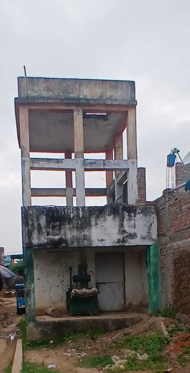 सबलपुर के महादलित टोला में गहराया जल संकट, खराब पड़ी है पानी टंकी, ग्रामीण परेशान