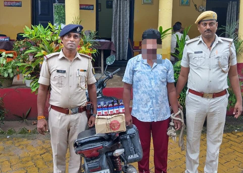 24 बोतल कफ सिरप के साथ गिरफ्तार