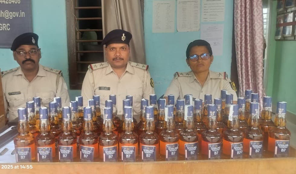 शराब, कट्टा दो खाली खोखा के साथ दो तस्कर गिरफ्तार