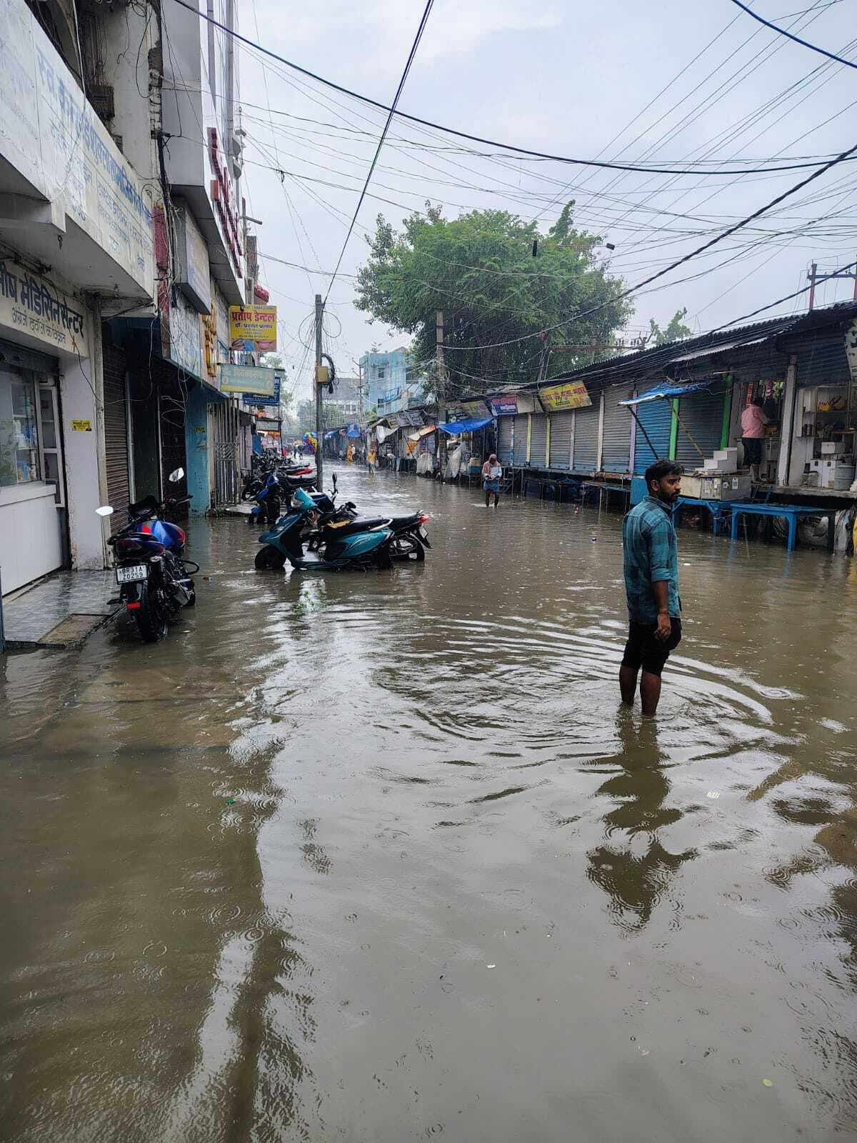 hajipur news. झमाझम बारिश से शहर की सड़कें झील में तब्दील