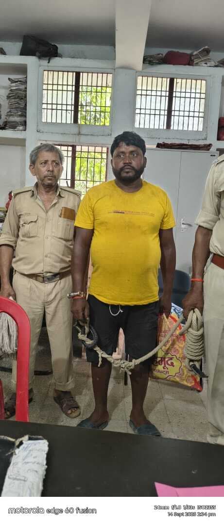 कुर्की जब्ती की कार्रवाई करने गयी पुलिस ने आरोपित को पकड़ा