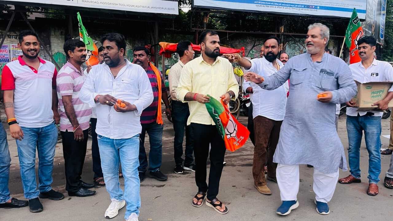 Jamshedpur news. सीपी राधाकृष्णन के उप राष्ट्रपति बनने पर साकची में आतिशबाजी व लड्डू वितरण