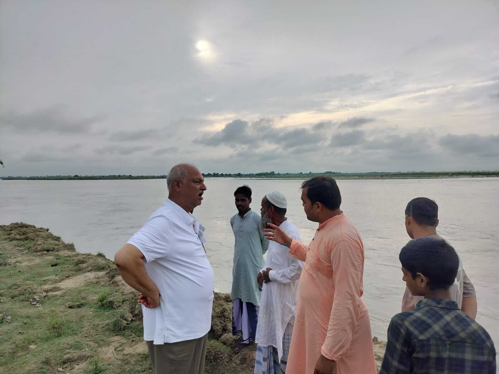 विधायक ने पीपल टोला में कटाव का लिया जायजा