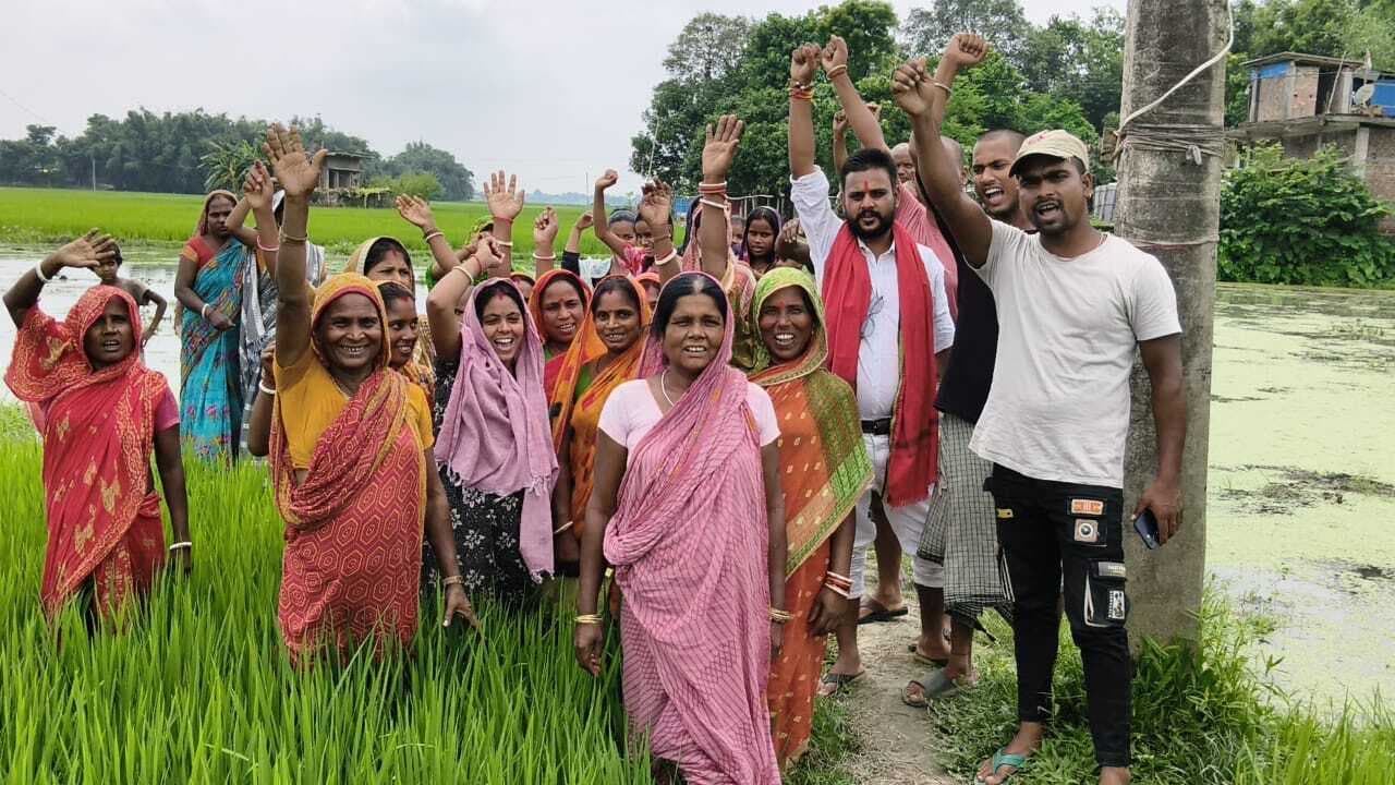 महादलित टोला में रोड नहीं, ग्रामीण बोले रोड नहीं तो वोट नहीं