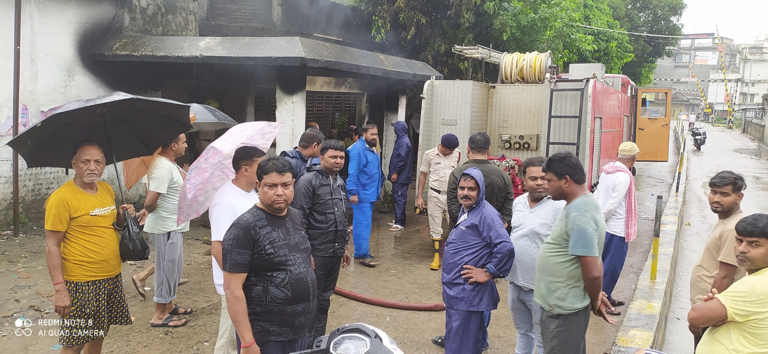 पीएचसी के भंडार कक्ष व कोल्ड चेन रूम में लगी आग