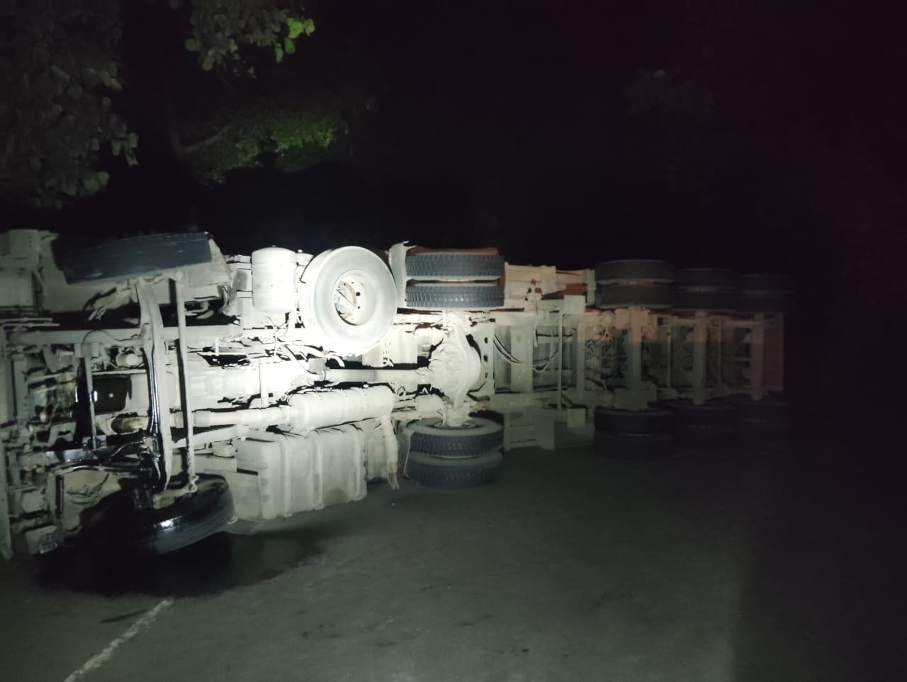 ट्रक पलटा, दुमका-भागलपुर मार्ग डेढ़ घंटे रहा जाम