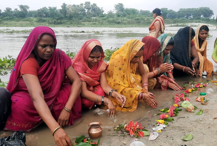 निर्जला व्रत रखकर व्रतियों ने सुनी जीमूतवाहन की कथा