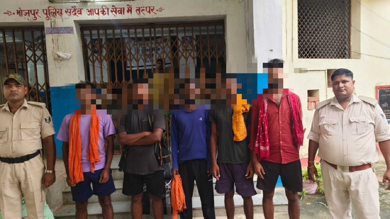 सोन नदी में अवैध खनन करते दो नाव और 24 मजदूर धराये