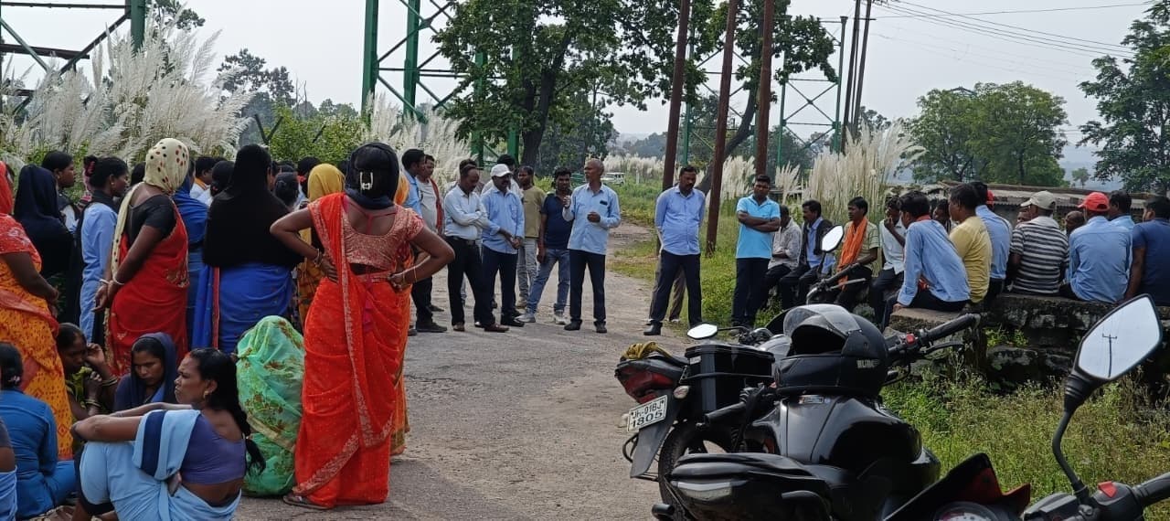 सामूहिक अवकाश पर रहे कामगार