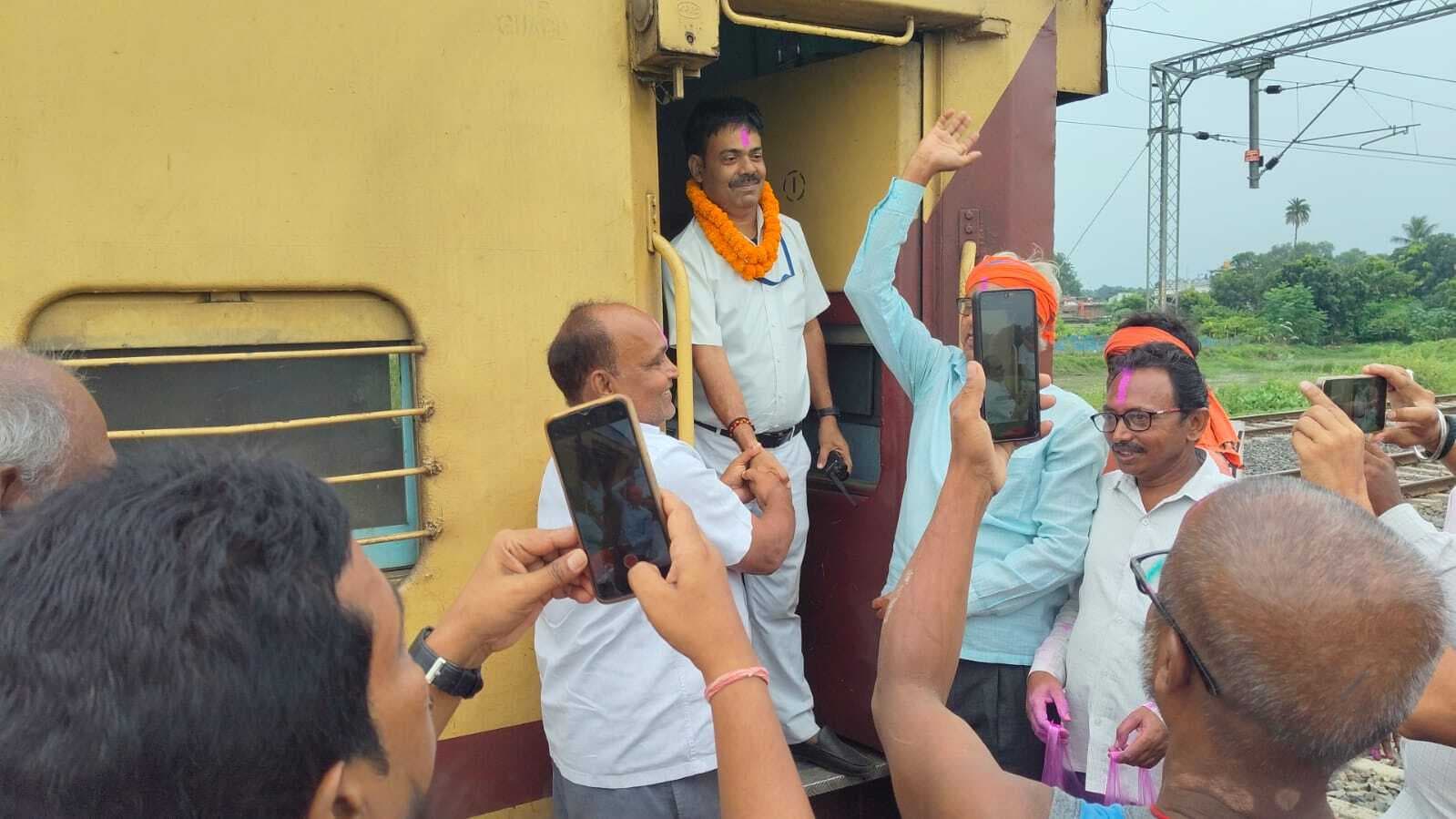 धौनी स्टेशन पर गोड्डा-रांची एक्सप्रेस ट्रेन के ठहराव से जश्न का माहौल