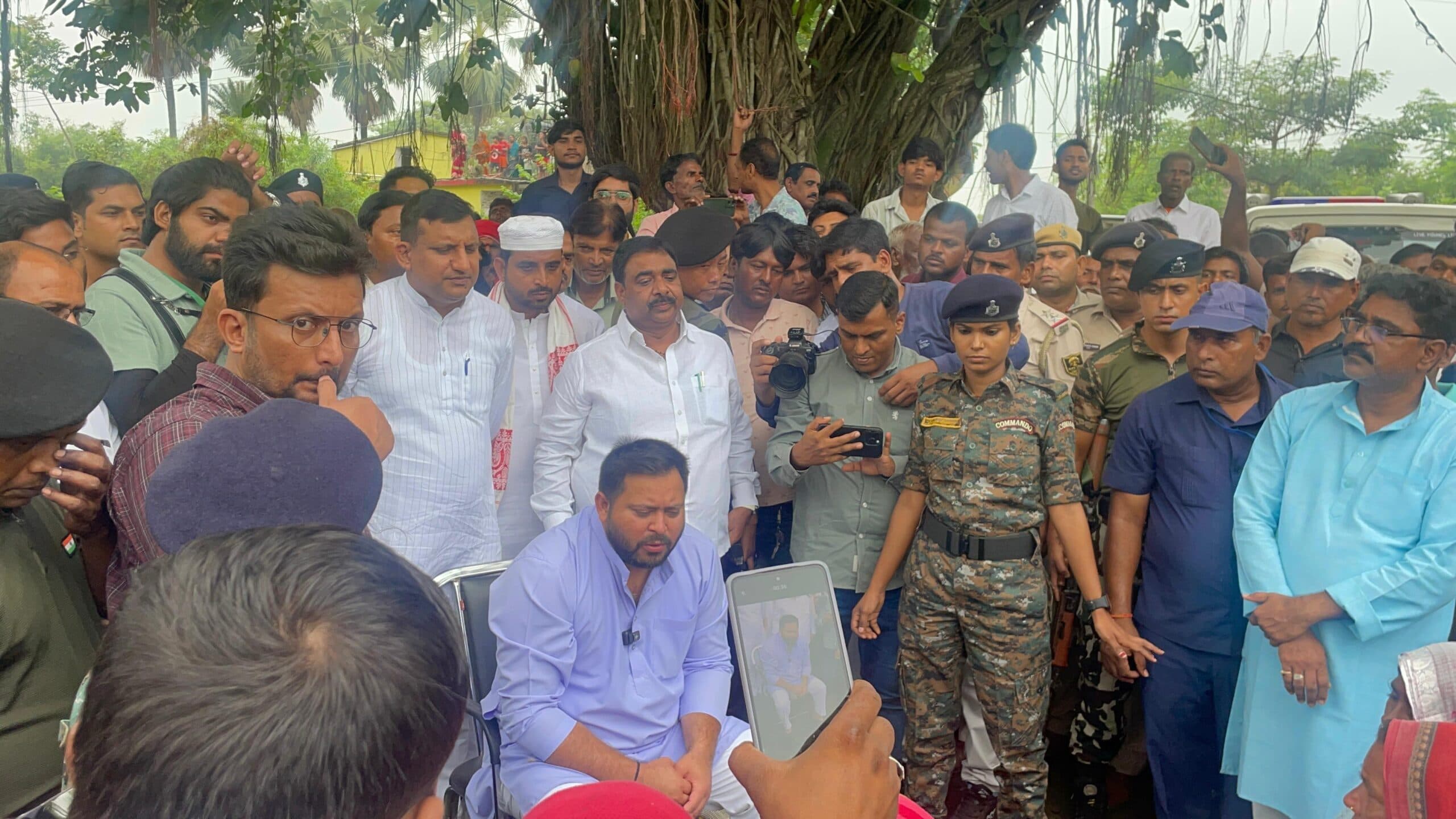 सब्दलपुर पंचायत में तेजस्वी ने महिलाओं से किया संवाद