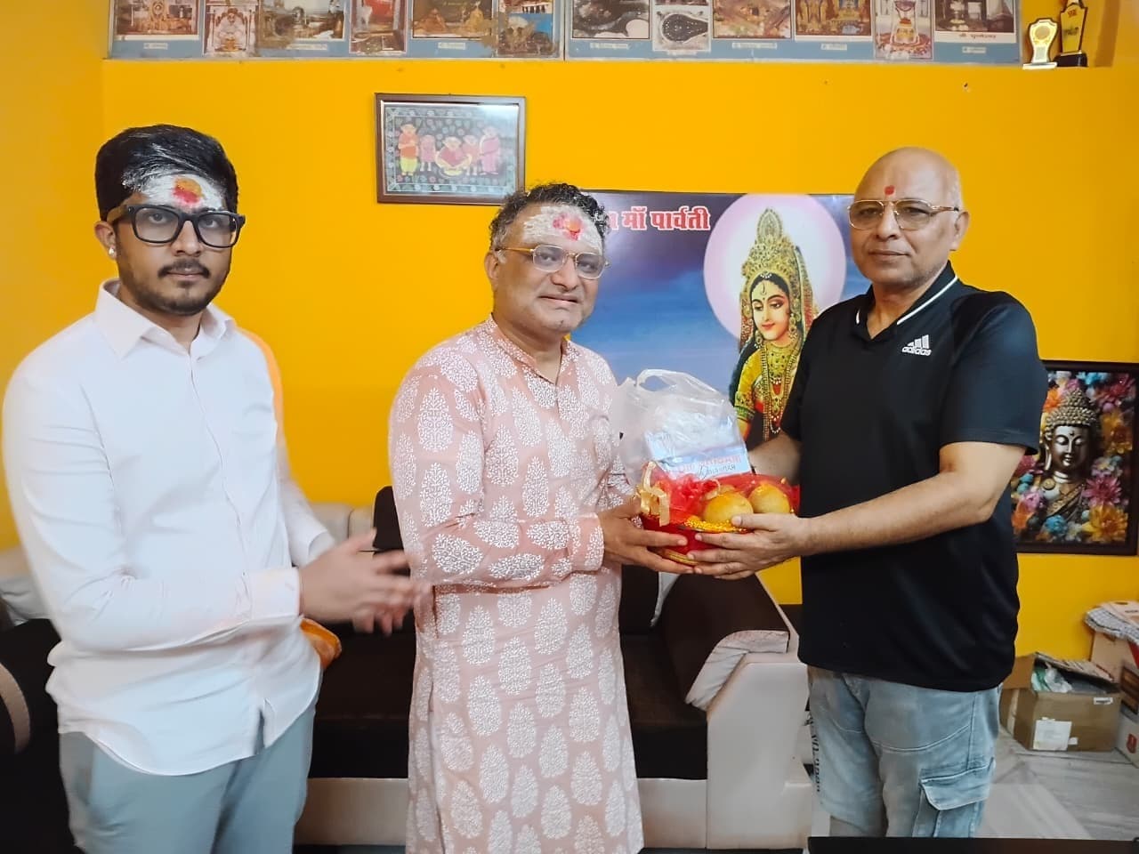 Deoghar News : चीफ पासपोर्ट ऑफिसर ने की बाबा बैद्यनाथ की पूजा