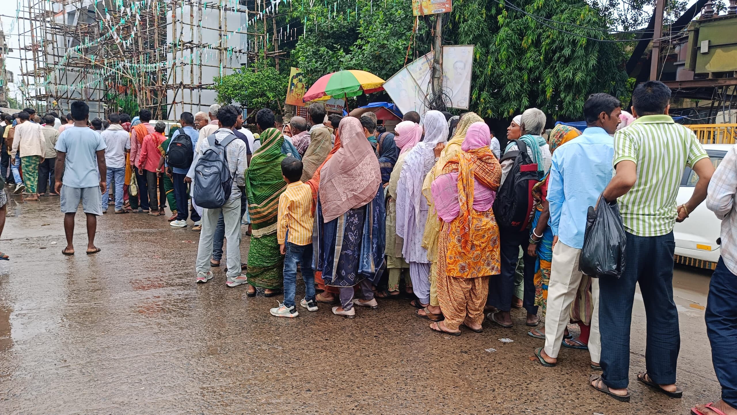 नेपाल में पटरी पर लौट रही जिंदगी, लेकिन अब भी कई सरकारी सेवाएं बंद