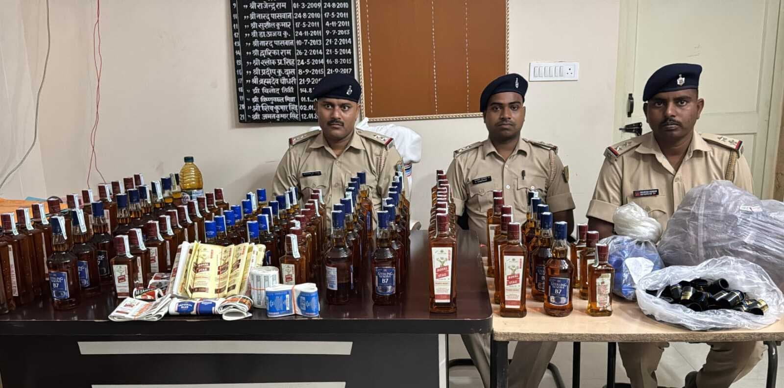 साहिबगंज के रांगा में मिनी शराब फैक्ट्री का भंडाफोड़, 202 बोतल नकली विदेशी शराब जब्त