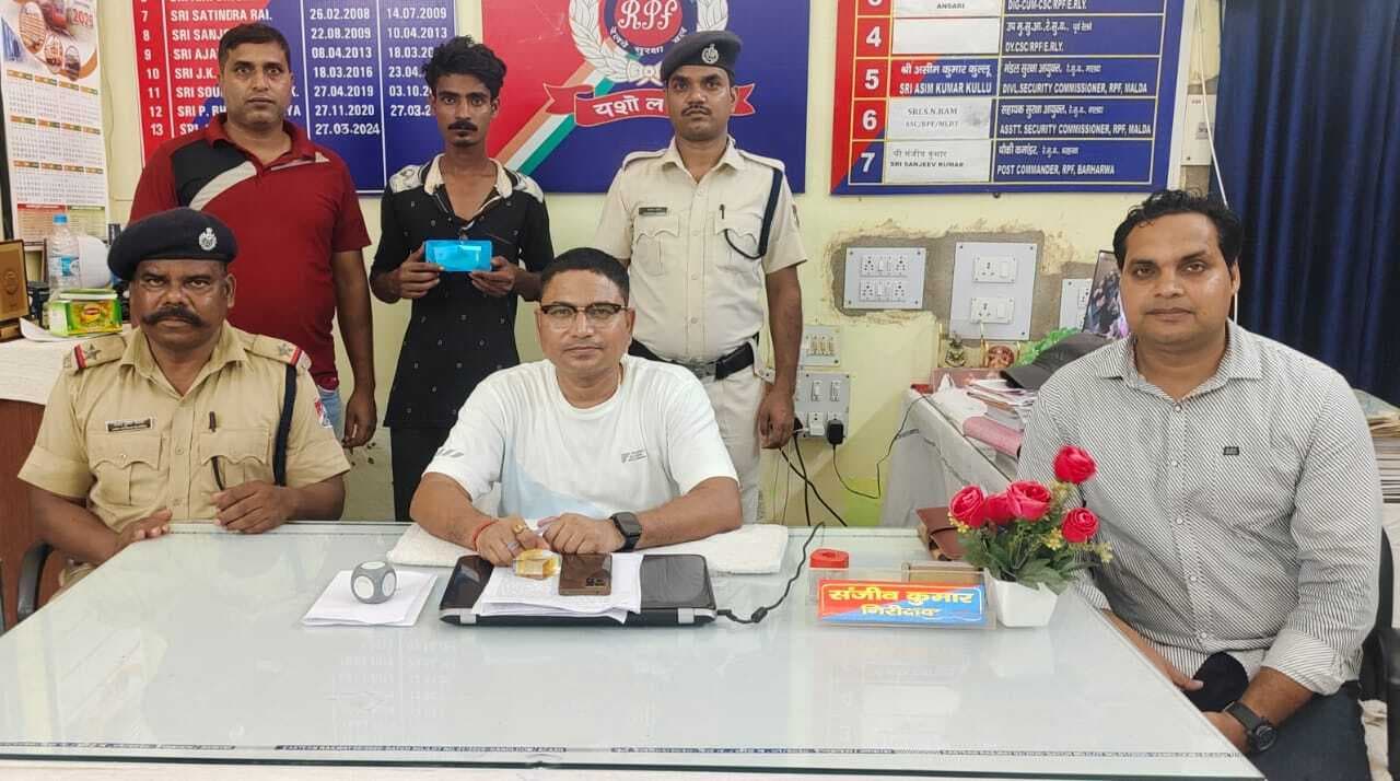 आरपीएफ को देखकर भाग रहा युवक पकड़ाया, मोबाइल जब्त