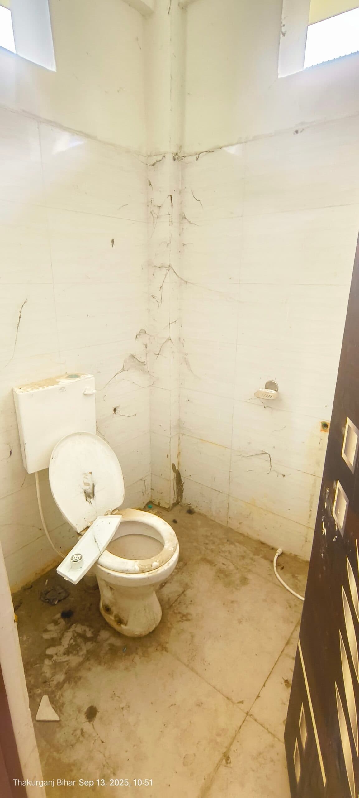 उदघाटन से पहले ही भोगडाबर स्टेशन पर बने शौचालयों के कमोड व गेट टूटे