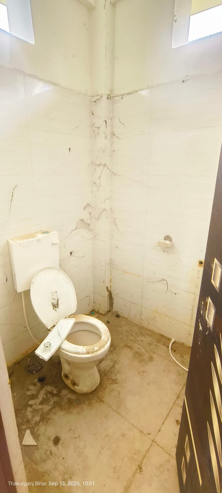 उदघाटन से पहले ही भोगडाबर स्टेशन पर बने शौचालयों के कमोड व गेट टूटे