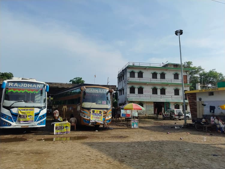 जिले के आधे दर्जन से अधिक जगहों पर लगता अवैध बस स्टैंड