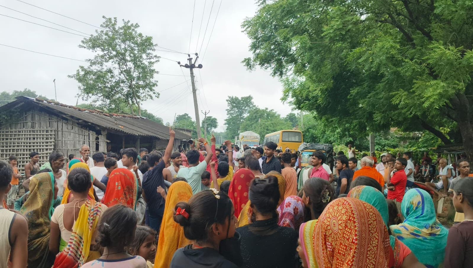 Madhubani News : खराब ट्रांसफॉर्मर नहीं बदलने पर भड़के उपभोक्ता, जाम की सड़क