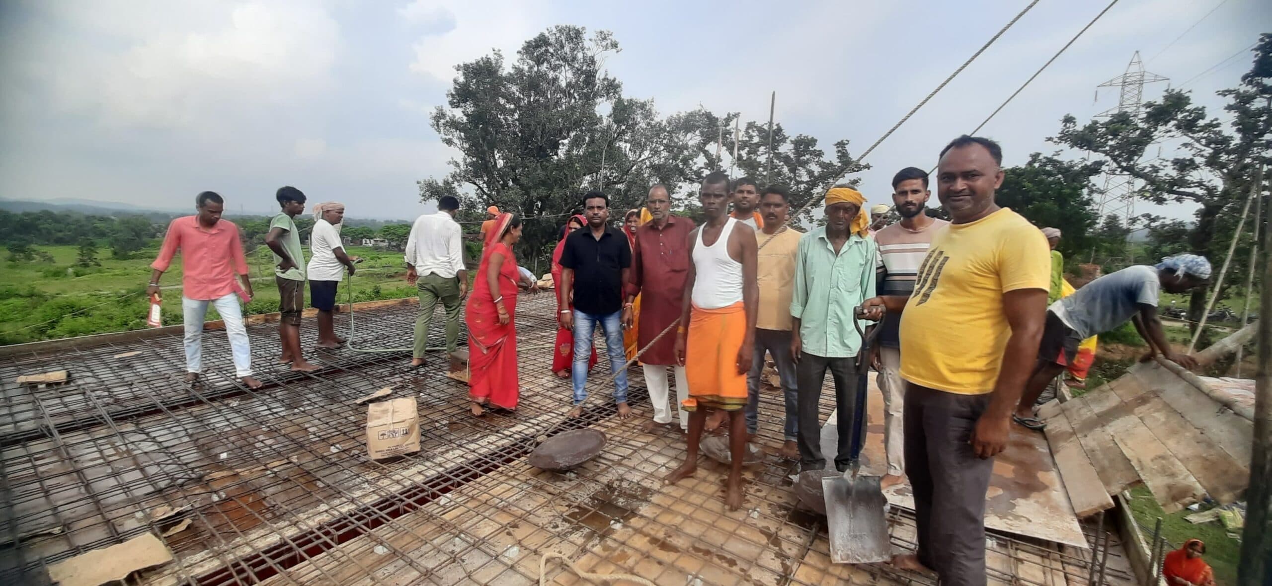 Bokaro News : खेतको में दुर्गा मंदिर की छत की ढलाई