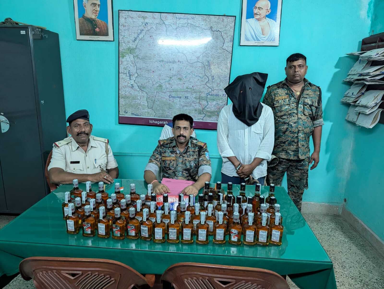 Seraikela Kharsawan News : ईचागढ़ में शराब तस्करी का भंडाफोड़ सिल्ली के युवक को पुलिस ने दबोचा